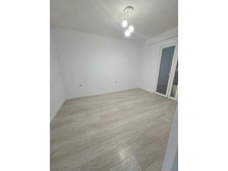 Zyre me qera 3+1 tek 21 Dhjetori (ID BZ2654) Tirane