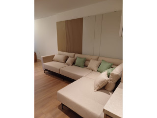 Shitet Apartament 2+1 prane Kafe Flores