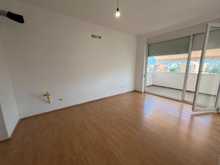 Zyre Me Qera 1+1 Tek 21 Dhjetori (ID BZ2659) Tirane.