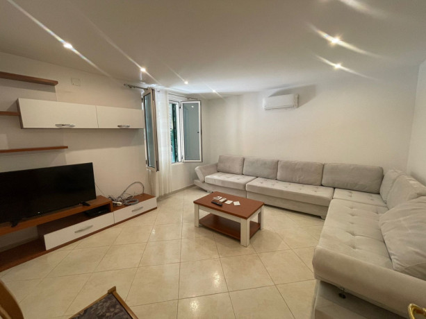 vile-me-qera-11-tek-fusha-e-aviacionit-id-bv22486-tirane-big-0