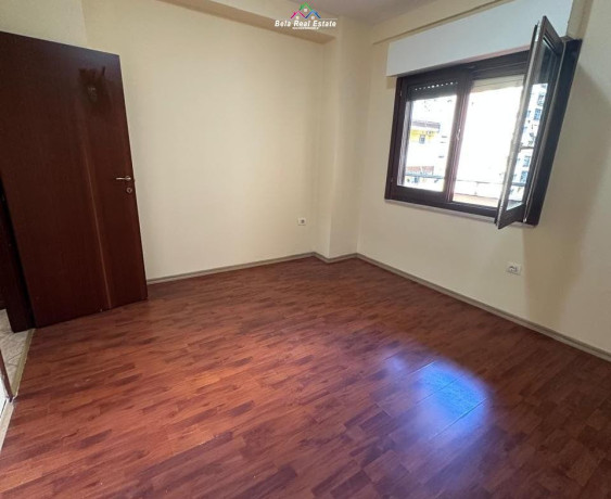 zyre-me-qera-tek-komuna-e-parisit-id-bz2727-tirane-big-0