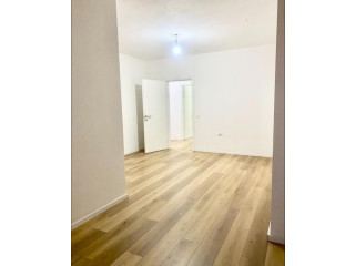 Zyre Me Qera Tek 5 Maj (ID BZ2734) Tirane