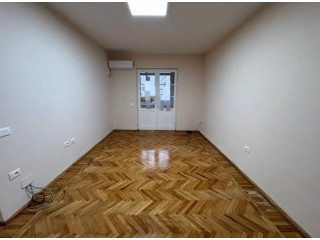 Zyre Me Qera Ne Myslym Shyr (BZ2742) Tirane