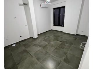 Zyre Me Qera Tek ish Stacioni Trenit (ID BZ2758) Tirane