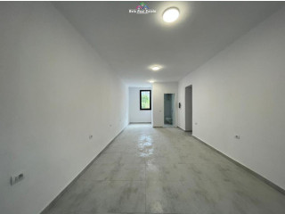 Zyre me Qera tek Bulevardi Bajram Curri, qera.,