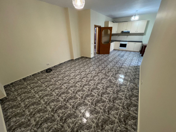 zyre-me-qera-31-tek-komuna-e-parisit-id-bz2776-tirane-big-0