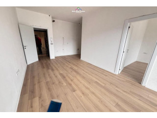 Zyre Me Qera tek Rruga e Barrikadave (ID BZ2788) Tirane