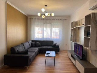 Jepet Me Qera Apartament Tek Pazari I Ri (ID B220605) Tirane