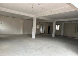 Magazine Me Qera Ne Autostraden Tirane-Durres ( ID BM304 ) Tirane