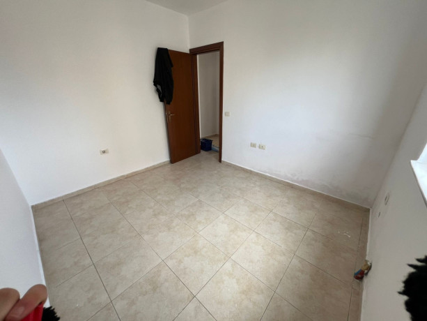 zyre-me-qera-21-tek-fusha-e-aviacionit-id-bz2848-tirane-big-0