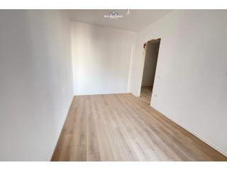 Zyre Me Qera Tek Komuna e Parisit (ID BZ2861) Tirane.