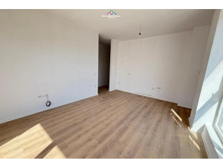 Zyre Me Qera Tek Komuna e Parisit (ID BZ2860) Tirane.