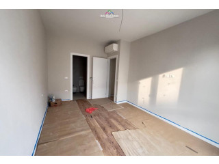 Zyre Me Qera Tek Komuna e Parisit (ID BZ2862) Tirane.