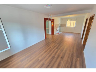 Zyre Me Qera 3+1 tek Ish Ekspozita (ID BZ2890) Tirane