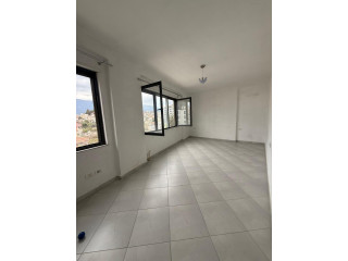 Apartament 2+1 +2 Për Shitje në Tregu Elektrik, Tiranë - 205,000 Lekë