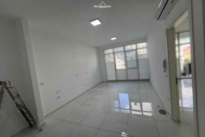 zyre-me-qera-tek-komuna-e-parisit-id-bz2365-tirane-big-0