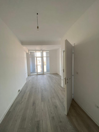 zyre-me-qera-11-tek-komuna-e-parisit-id-bz2760-tirane-big-0
