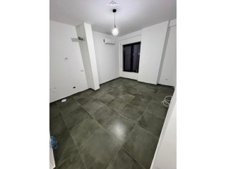 Zyre Me Qera Tek ish Stacioni Trenit (ID BZ2758) Tirane...